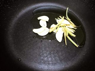 6、麻辣劲爆干煸牛肚,油热后放入姜丝蒜片爆香