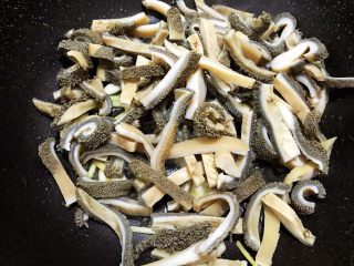 7、麻辣劲爆干煸牛肚,加入牛肚翻炒一下