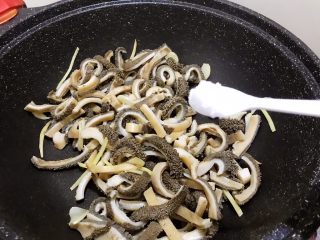 8、麻辣劲爆干煸牛肚,加入盐调味，这里盐不要多只需要稍微有点底味