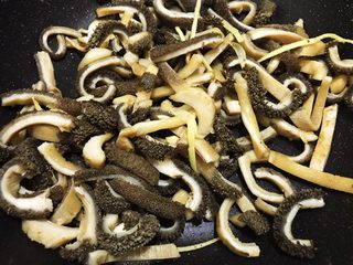 9、麻辣劲爆干煸牛肚,翻炒至牛肚边缘微焦发黄