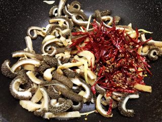 10、麻辣劲爆干煸牛肚,加入干辣椒和花椒转小火