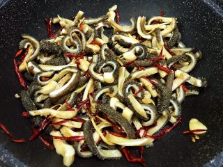 11、麻辣劲爆干煸牛肚,翻炒至辣椒丝变酥，花椒味飘出来