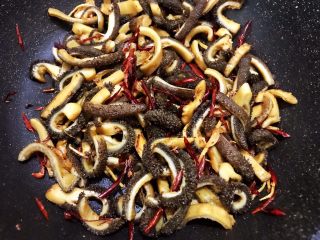 12、麻辣劲爆干煸牛肚,翻炒均匀即可