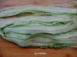 1、响油黄瓜卷,黄瓜洗净后在淡盐水里浸泡15分钟，带皮吃担心农药残留，然后用剥皮刀削成薄片来