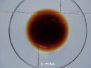 4、响油黄瓜卷,盐、鸡精、白糖、生抽、醋和麻油，搅拌盐和白糖融化