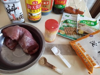 1、牙签肉烤箱版,准备原料