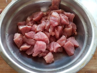 2、牙签肉烤箱版,里脊肉切色子块