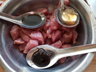 4、牙签肉烤箱版,老抽，料酒，蚝油