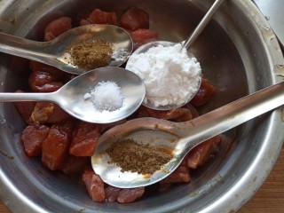 5、牙签肉烤箱版,放入胡椒粉，孜然粉，淀粉，盐