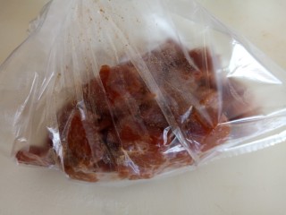 6、牙签肉烤箱版,拌匀放入保鲜袋冷藏入味