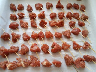 8、牙签肉烤箱版,放上腌好的牙签肉
