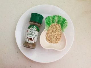 1、黑椒烤肠,黑胡椒粉，熟白芝麻