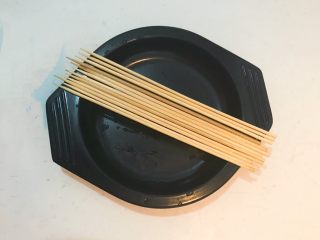 3、黑椒烤肠,竹签子清洗干净，晾干备用