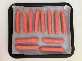 8、黑椒烤肠,把切好的烤肠放入烤盘