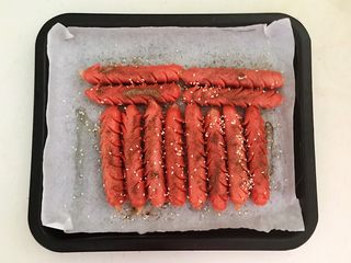 14、黑椒烤肠,再撒上一层熟白芝麻
