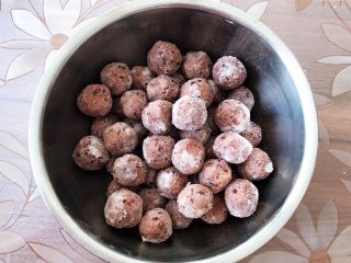 5、香炸麻团,把红豆沙馅放入冰箱冷冻30分钟(这样包出来的麻团更紧实)