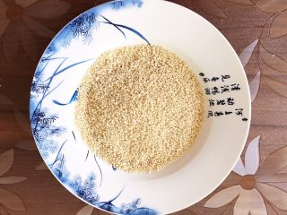 6、香炸麻团,脱皮白芝麻150克,放入盘里