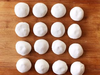 7、香炸麻团,把饧好的糯米面分成24等份