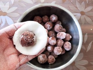 9、香炸麻团,放入一个红豆沙