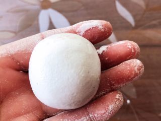 10、香炸麻团,把红豆沙抱起来,捏紧收口