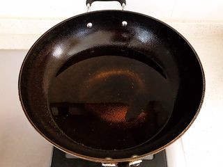 14、香炸麻团,锅里加入大豆色拉油