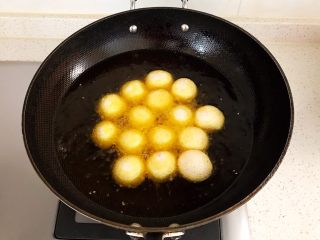 15、香炸麻团,油温7分热的时候加入麻团生坯,全程小火炸制