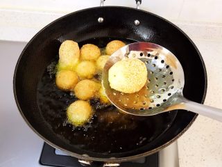 17、香炸麻团,炸至麻团裂口就熟了