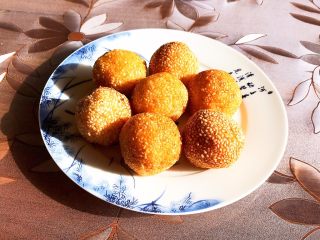 20、香炸麻团,麻团外酥内软,香甜软糯,太好吃了~