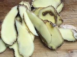 3、五花肉香焖田螺,生姜切片