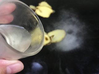 4、五花肉香焖田螺,锅内水烧开后加入生姜片 食盐和白酒