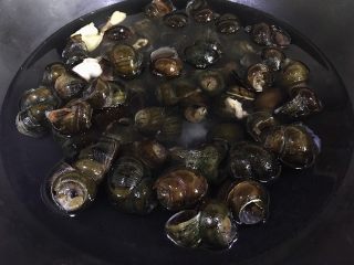5、五花肉香焖田螺,倒入主角大田螺