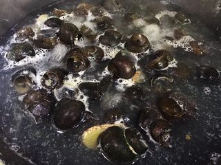 6、五花肉香焖田螺,大火煮沸