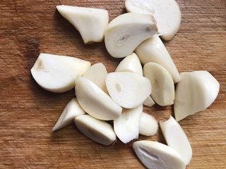 8、五花肉香焖田螺,大蒜切片