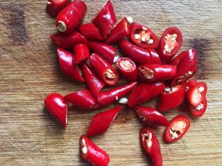 9、五花肉香焖田螺,小红辣椒切段