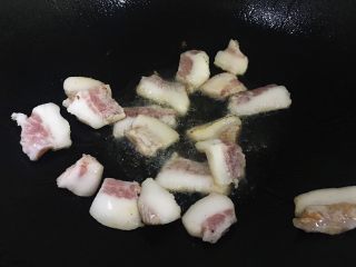 11、五花肉香焖田螺,将五花肉煸出油