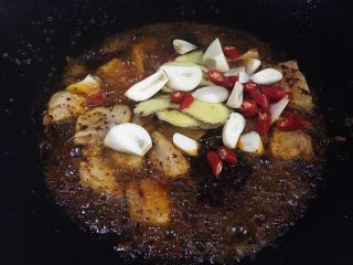 12、五花肉香焖田螺,放火锅底料和生姜辣椒大蒜片煸出香味