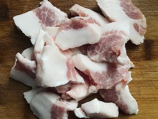 10、五花肉香焖田螺,五花肉切大块