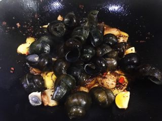 13、五花肉香焖田螺,倒入处理好的田螺