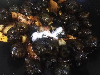 14、五花肉香焖田螺,加入食盐和白砂糖