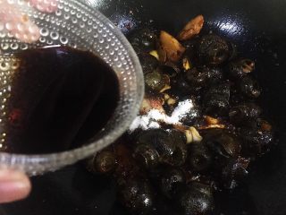 15、五花肉香焖田螺,倒入酱油