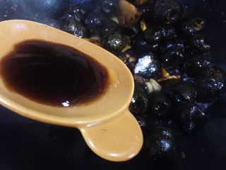 16、五花肉香焖田螺,加入蚝油