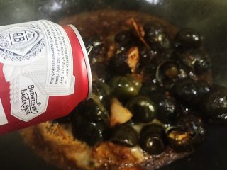 17、五花肉香焖田螺,倒入两瓶啤酒