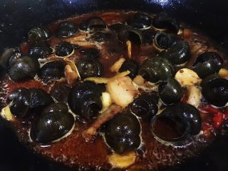 18、五花肉香焖田螺,翻炒片刻盖上锅盖中火焖二十分钟左右