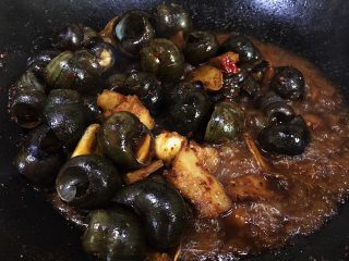 19、五花肉香焖田螺,大火收汁