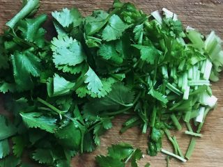 20、五花肉香焖田螺,香菜切段