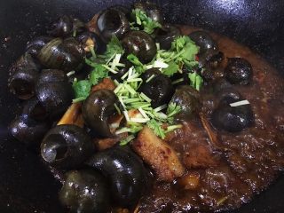 21、五花肉香焖田螺,最后撒入香菜即可出锅