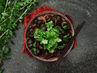 22、五花肉香焖田螺,做好的田螺色泽乌黑发亮