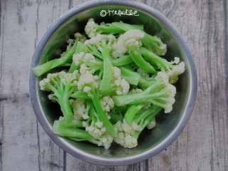 2、干锅花菜,入开水锅中焯水1分钟左右,捞出立即用冷水冲淋至完全凉透,沥水备用