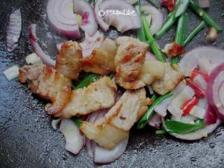 4、干锅花菜,下五花肉片入锅,用中火煸炒至表面全部变色,继续煸炒一会儿,把肥肉部分的油分逼出一部分