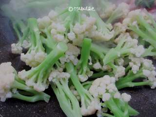 6、干锅花菜,倒入花菜,翻炒几下